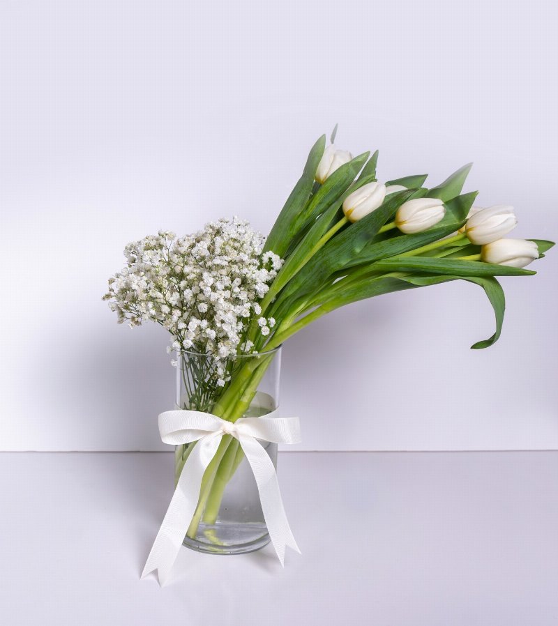 Elegance Bouquet 10 Tulip with Gypsum Villa
